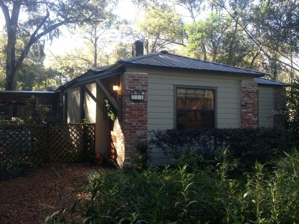 711 Nw 34th Pl - Photo 2 of 10