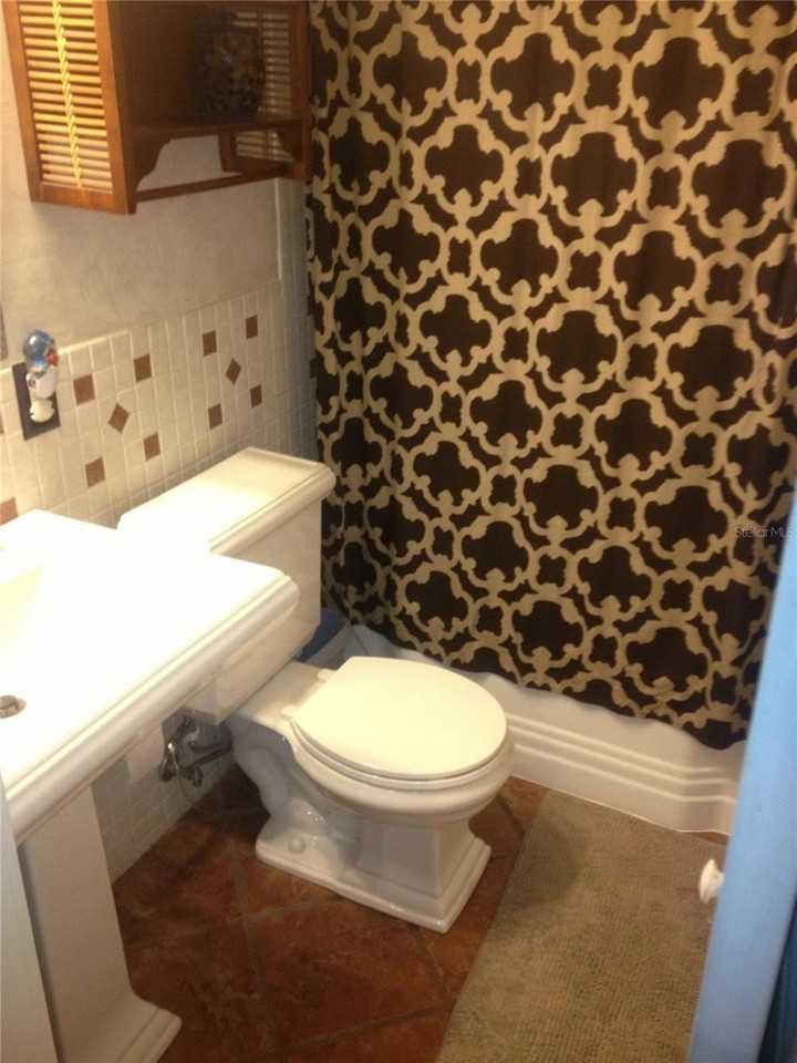 711 Nw 34th Pl - Photo 5 of 10