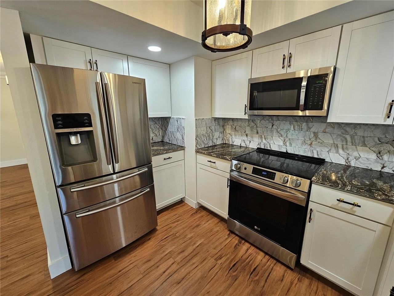 659 N Jefferson Ave #659 - Photo 3 of 22