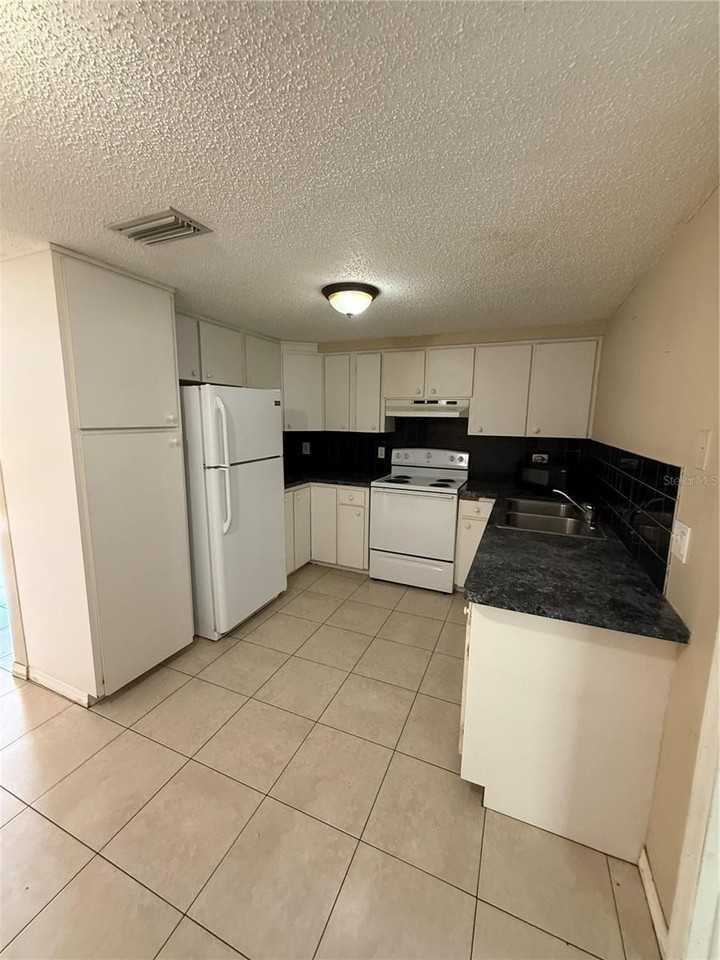 6656 Knightsbridge Dr - Photo 4 of 11