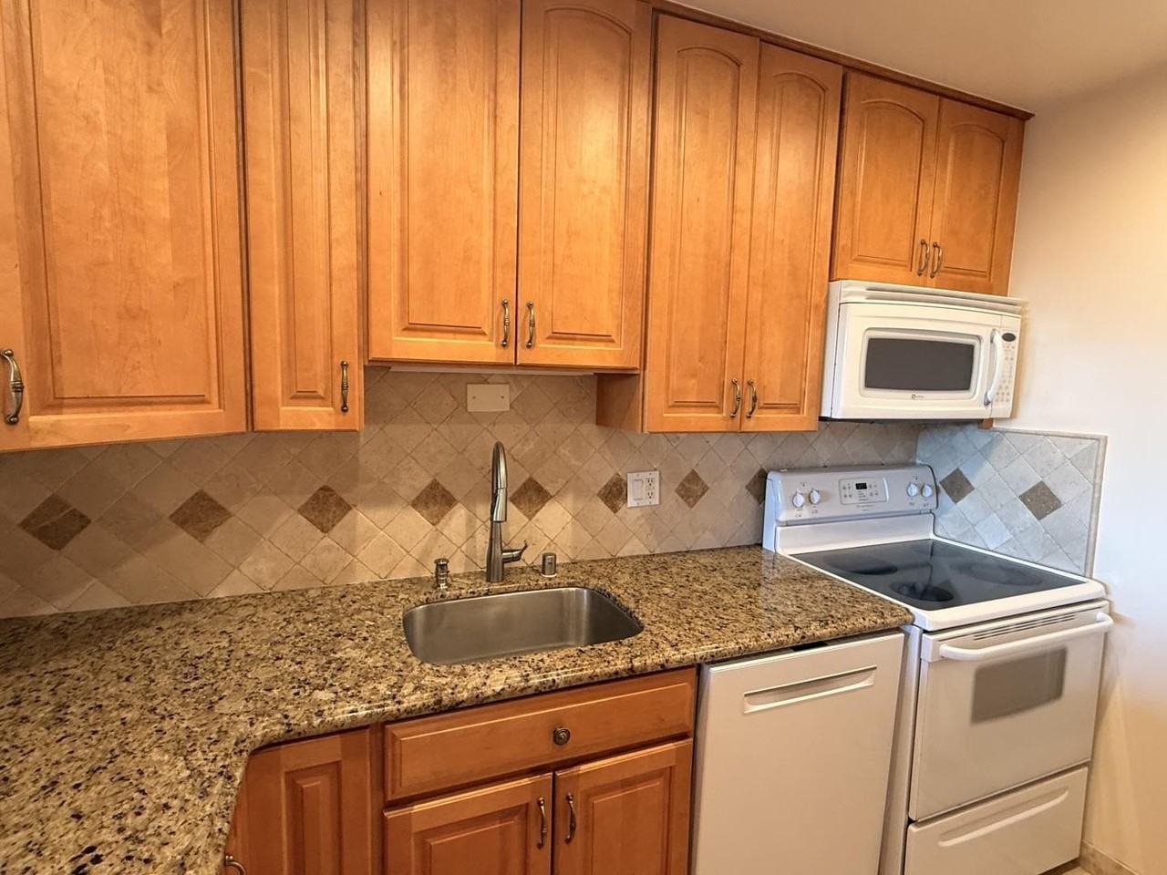 200 Elm St - Photo 7 of 20