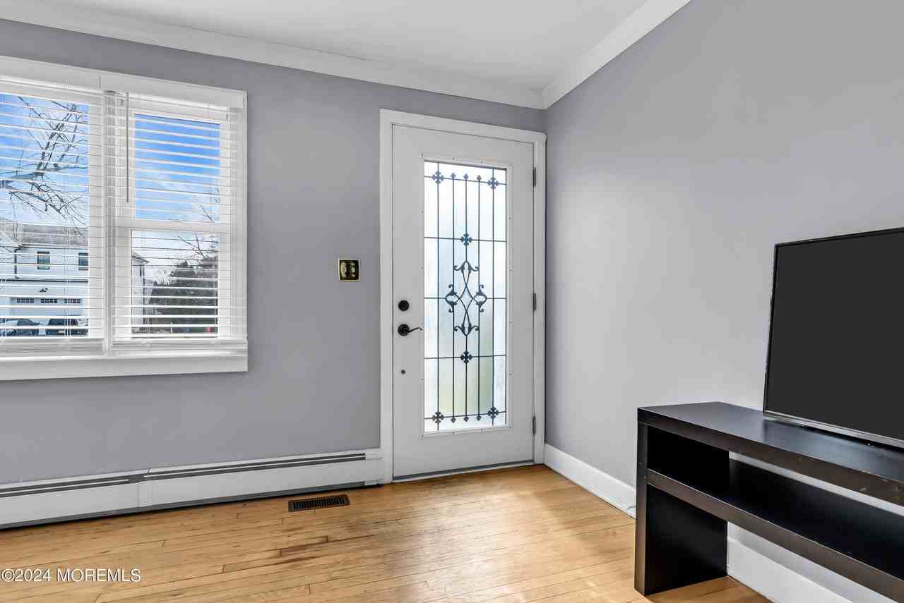 329 Yorke Ave - Photo 3 of 12