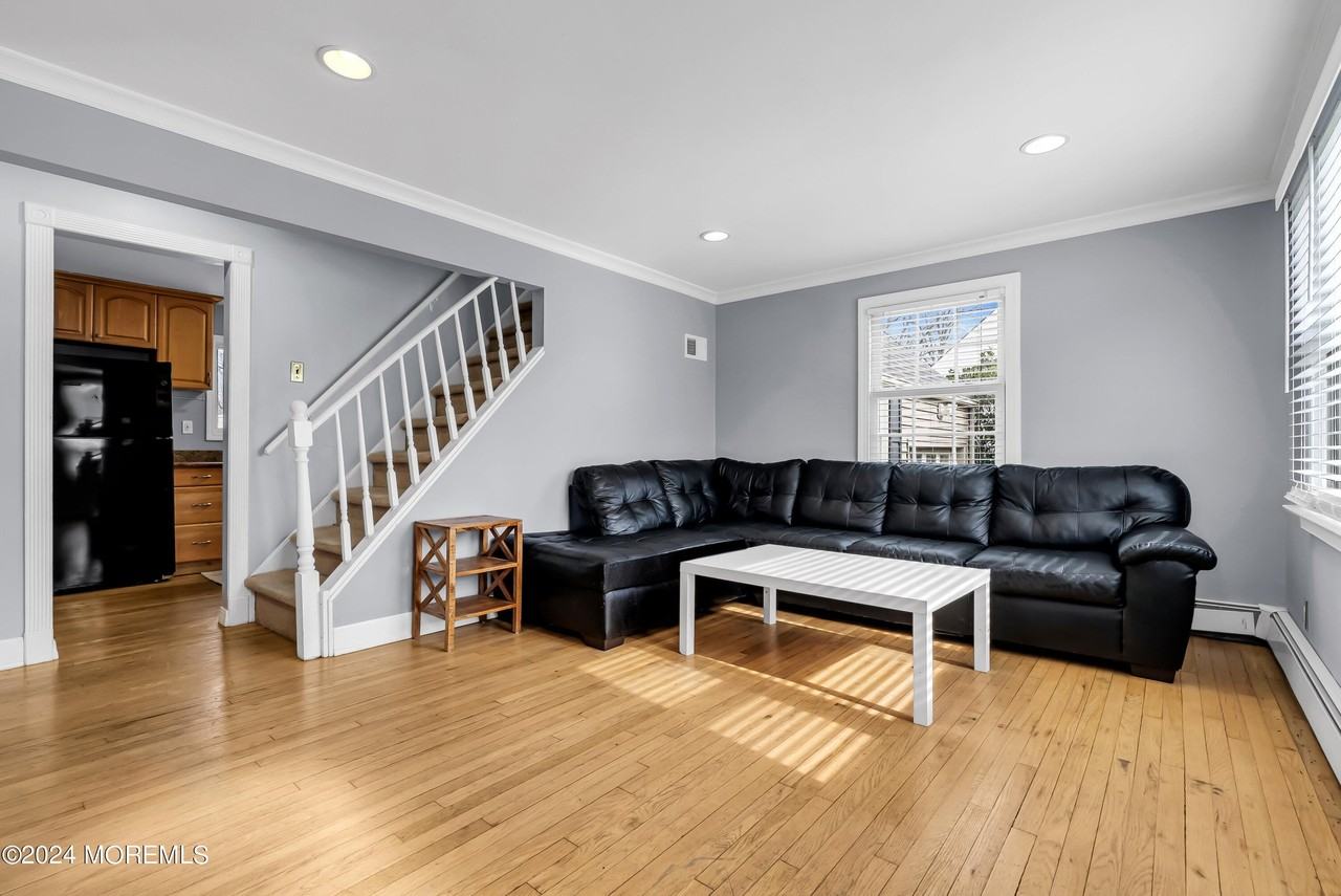 329 Yorke Ave - Photo 4 of 12