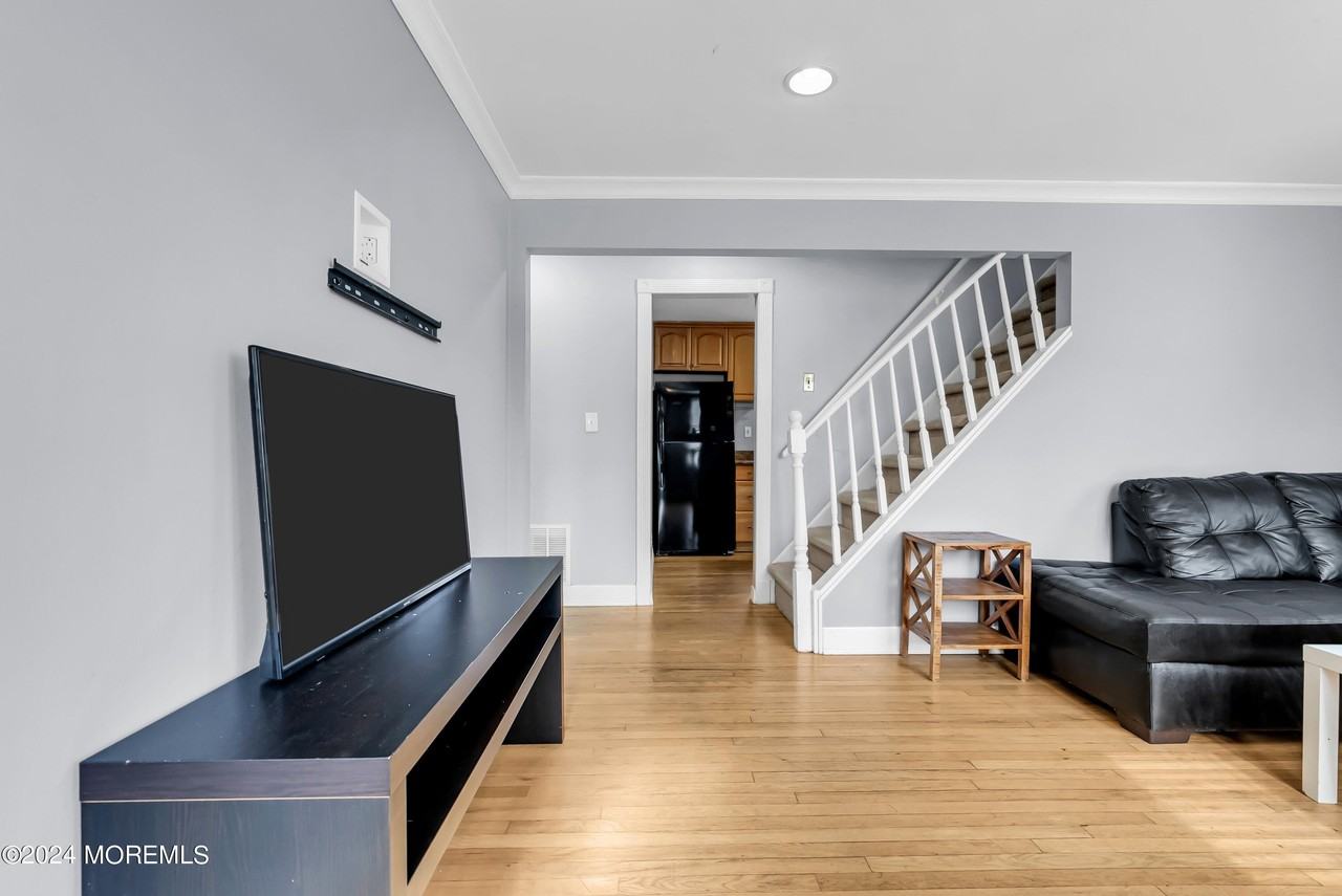 329 Yorke Ave - Photo 5 of 12