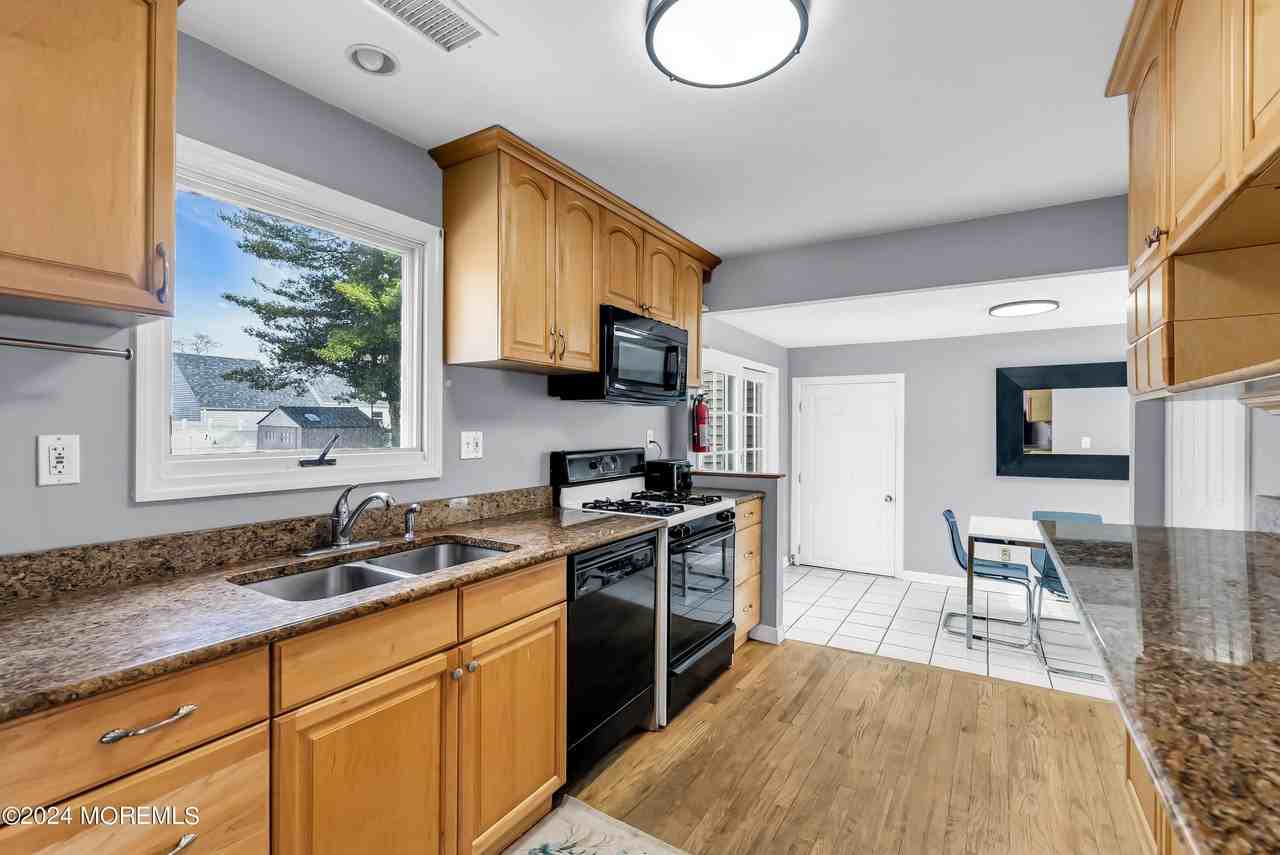 329 Yorke Ave - Photo 7 of 12