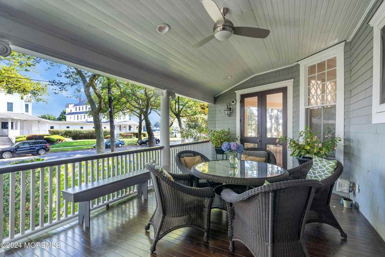 207 Monmouth Ave - Photo 4 of 50