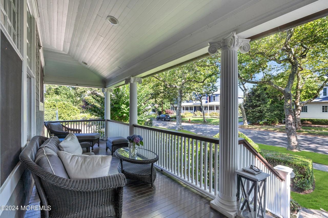 207 Monmouth Ave - Photo 5 of 50