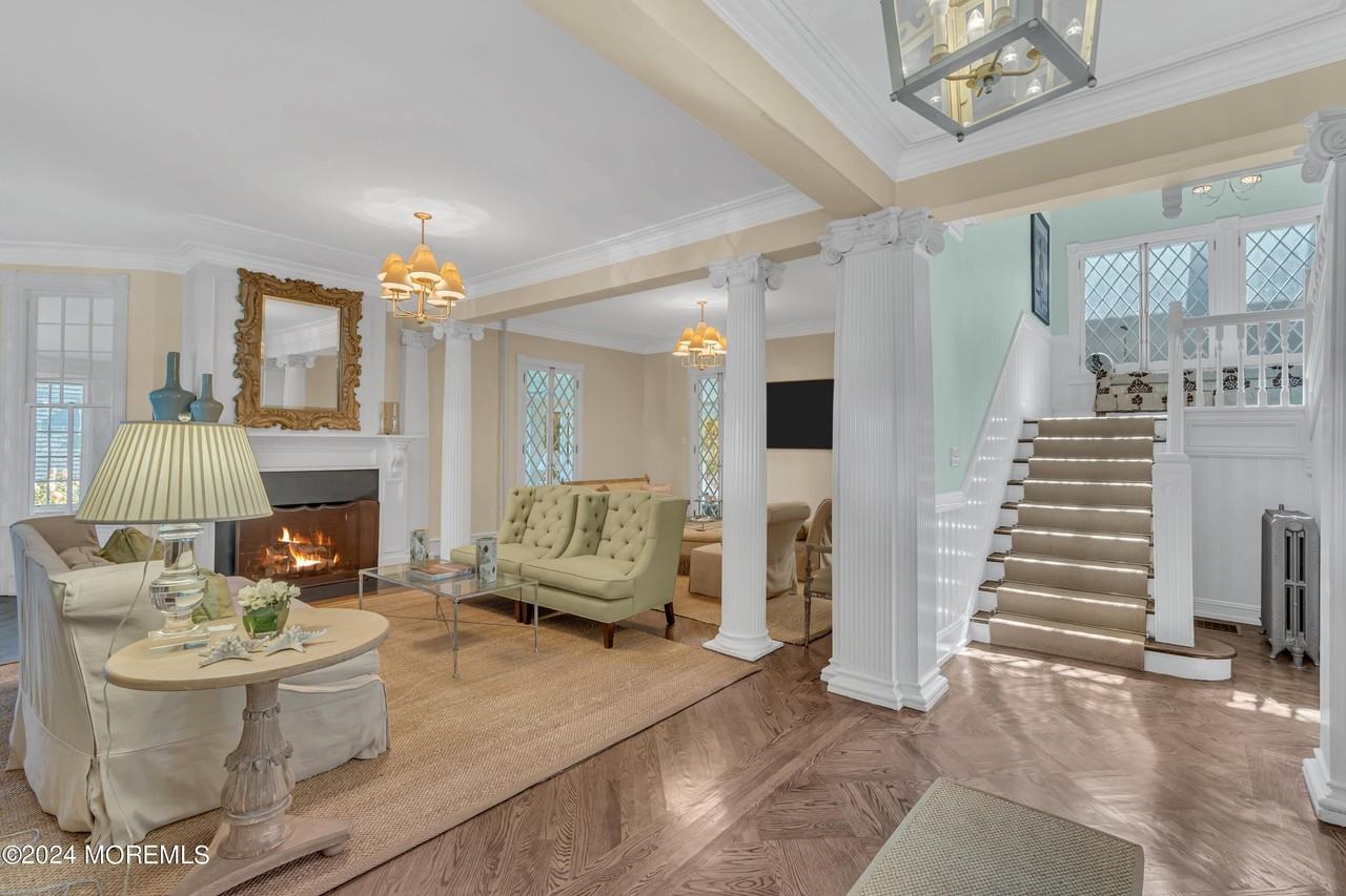 207 Monmouth Ave - Photo 7 of 50