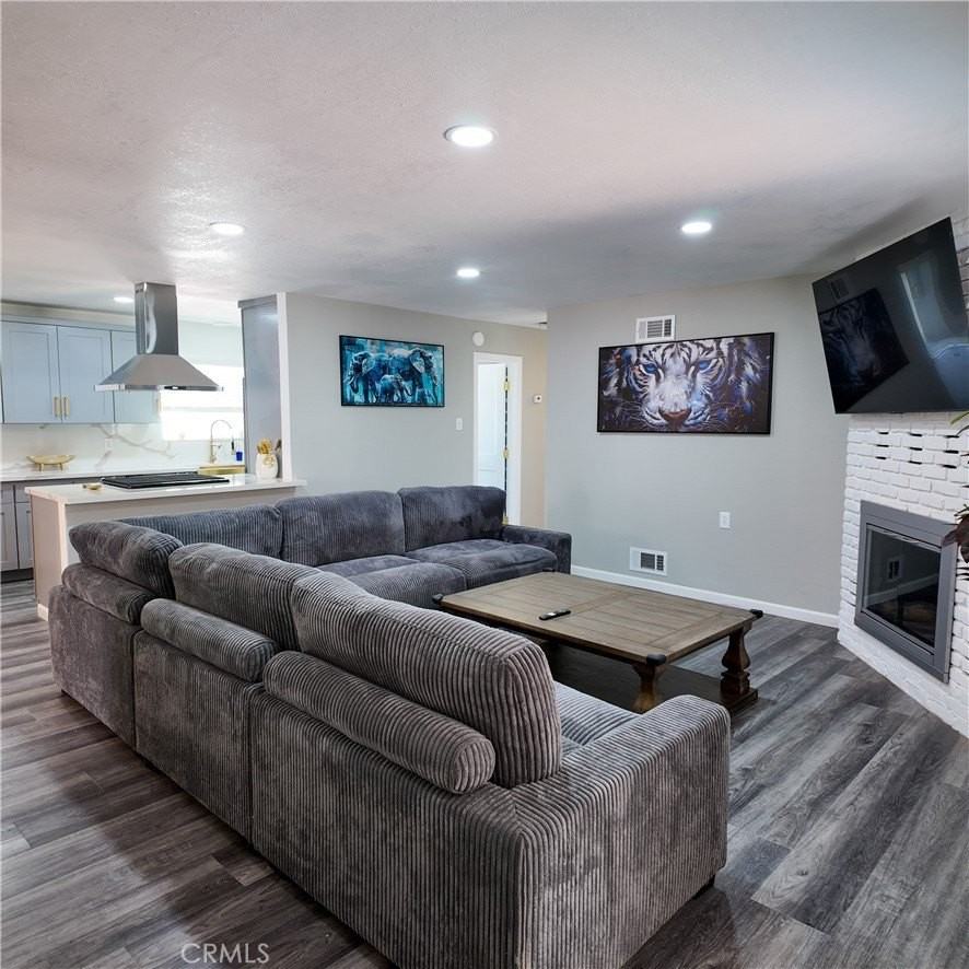 18328 Symeron Rd - Photo 4 of 50