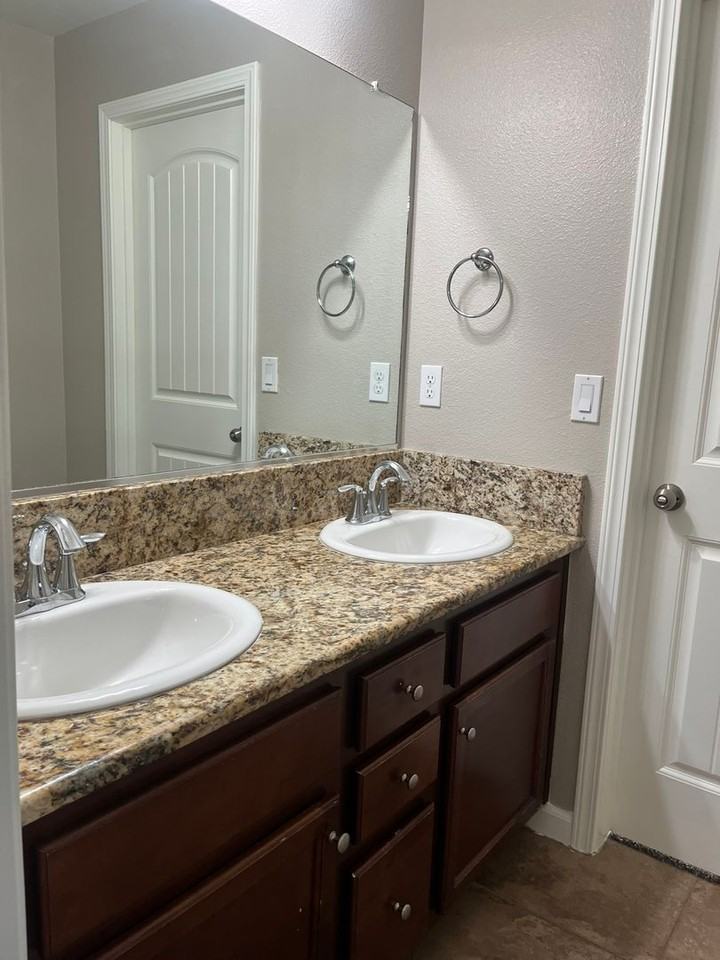 2578 Bell Port Ave - Photo 7 of 17