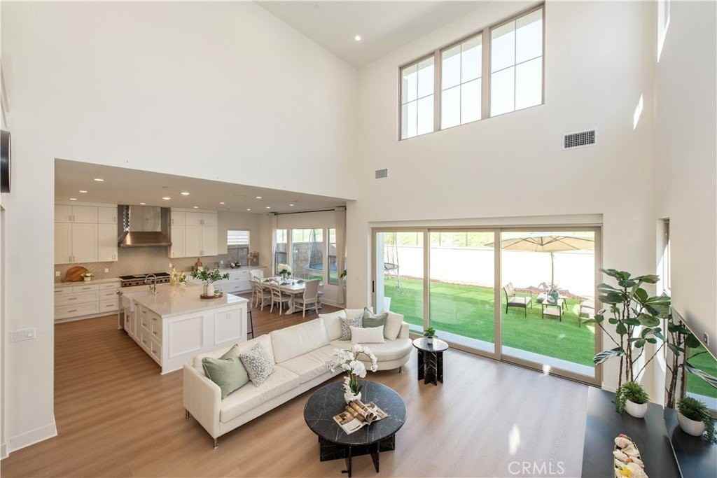 100 Bright Star - Photo 4 of 30