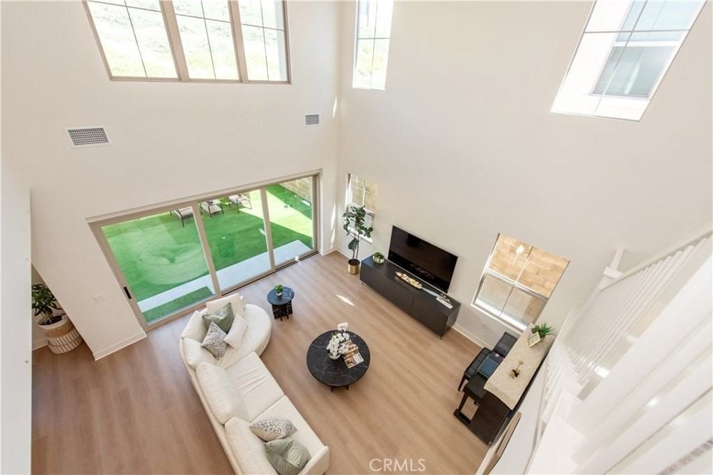 100 Bright Star - Photo 5 of 30