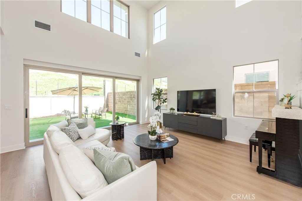 100 Bright Star - Photo 7 of 30