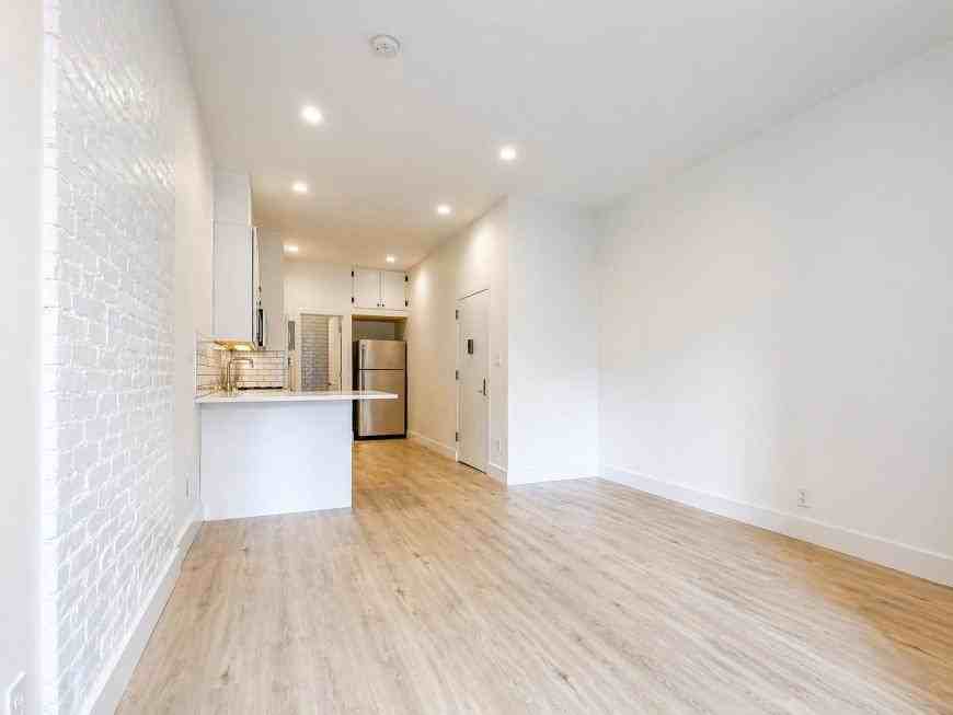 189 Jefferson Ave - Photo 2 of 6