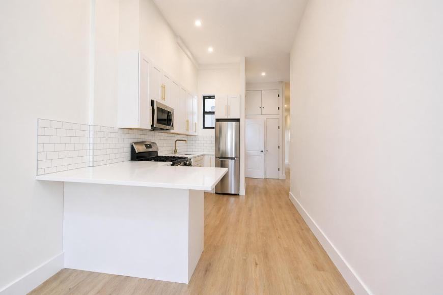 189 Jefferson Ave - Photo 3 of 6