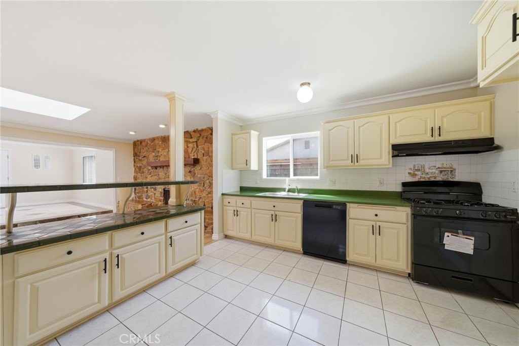 15952 Quartz St - Photo 2 of 13