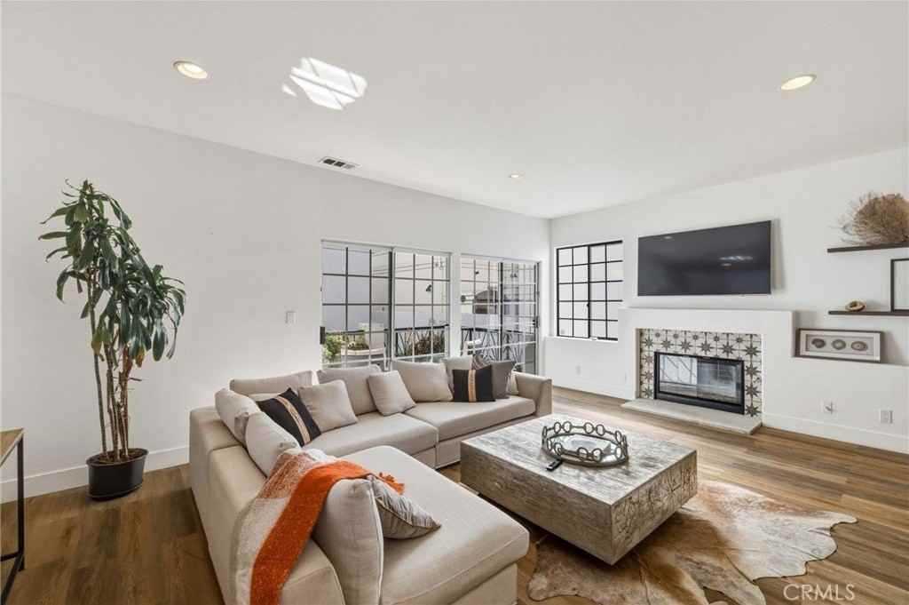 716 N Lucia Ave #B - Photo 4 of 50