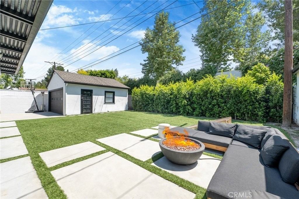 19544 Calvert St - Photo 2 of 24