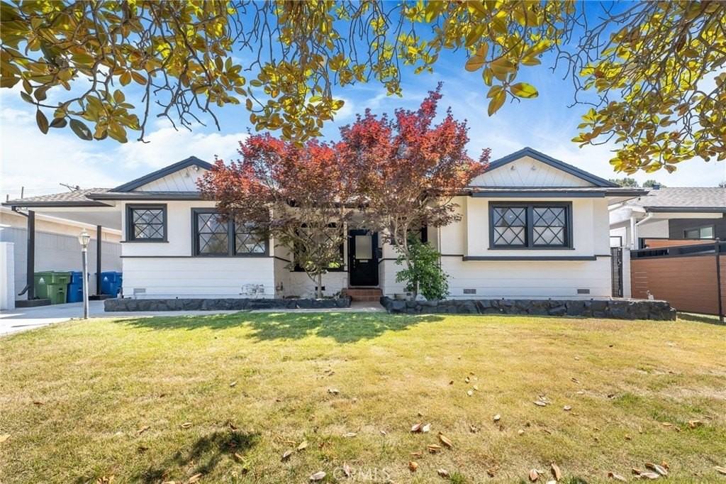 19544 Calvert St - Photo 3 of 24