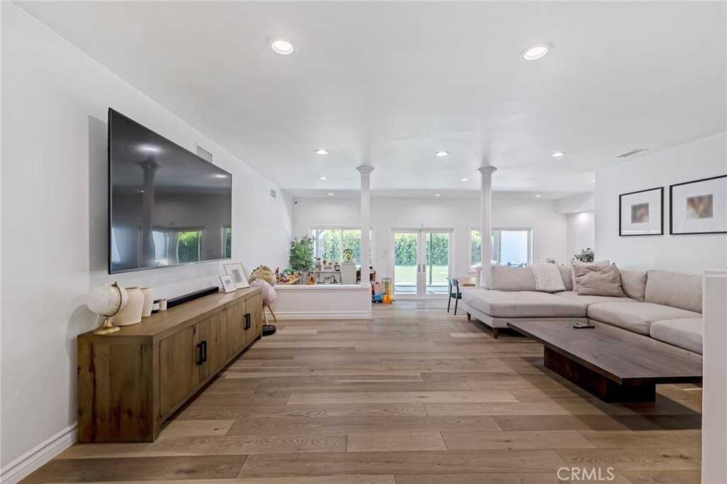 19544 Calvert St - Photo 4 of 24