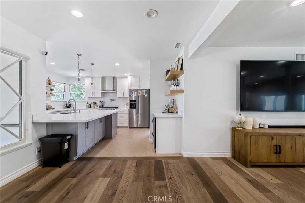 19544 Calvert St - Photo 5 of 24