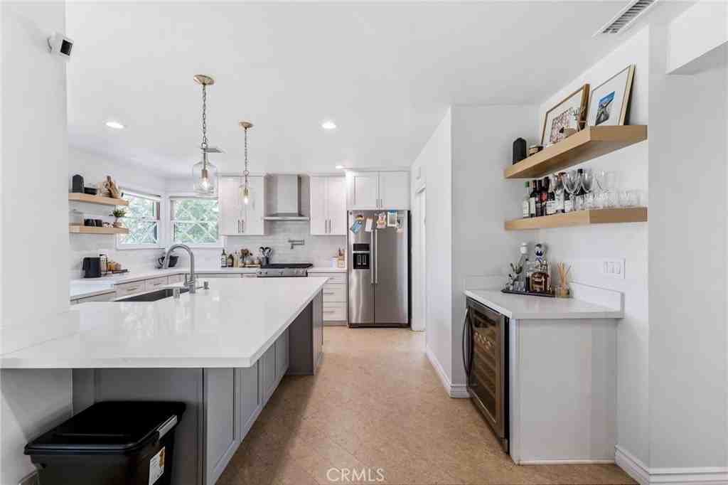 19544 Calvert St - Photo 7 of 24