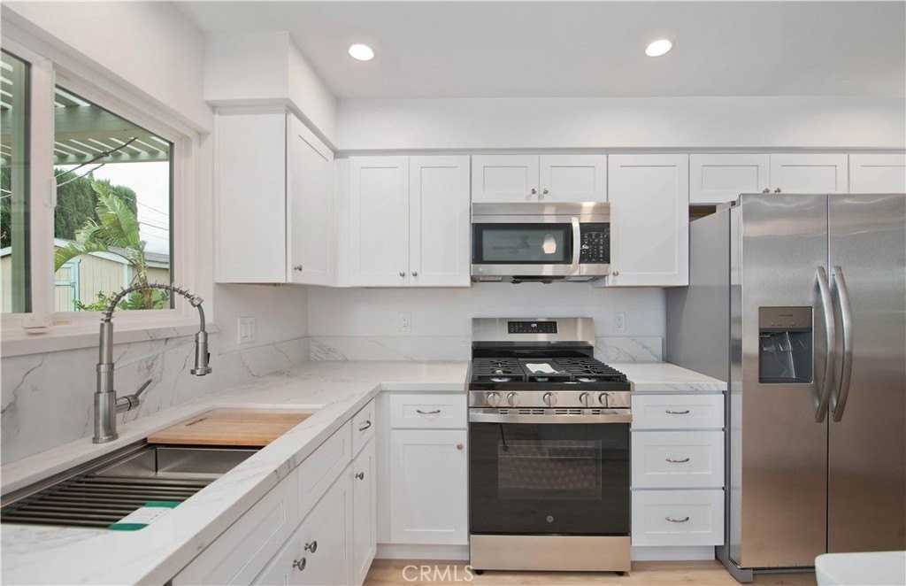 10533 Hillview Ave - Photo 4 of 23