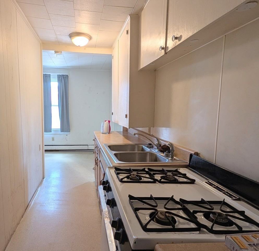 18 1/2 Pearl St - Photo 3 of 8