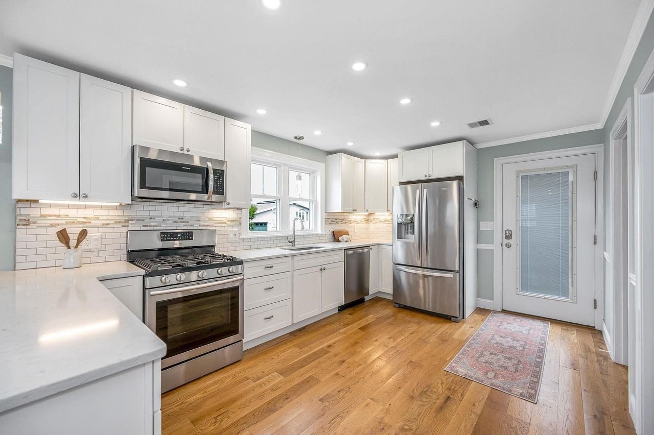 352 Portsmouth Ave - Photo 3 of 26