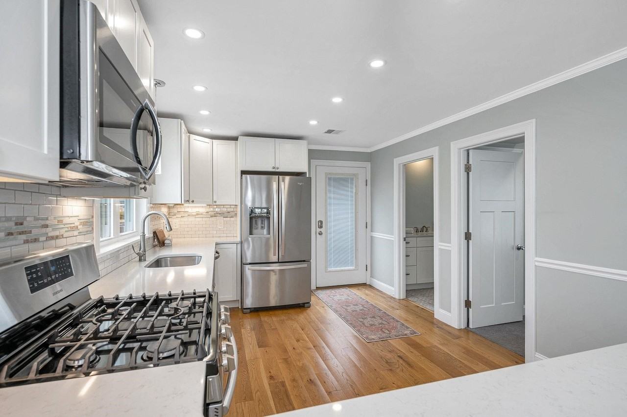 352 Portsmouth Ave - Photo 4 of 26