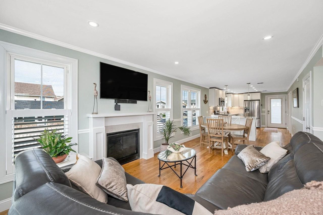 352 Portsmouth Ave - Photo 6 of 26