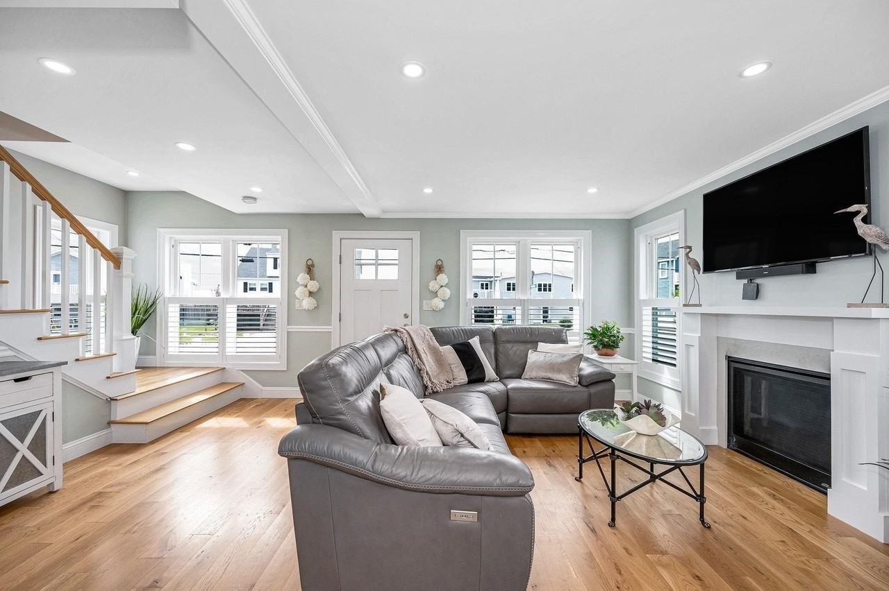 352 Portsmouth Ave - Photo 7 of 26