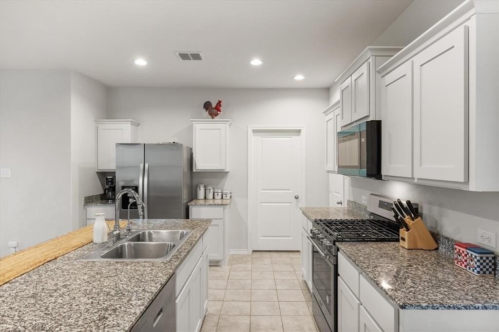 105 Greengate Dr - Photo 4 of 38