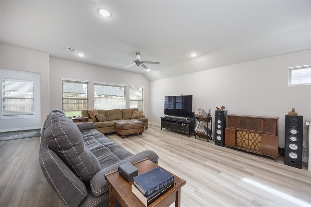 545 Beck Dr - Photo 5 of 15