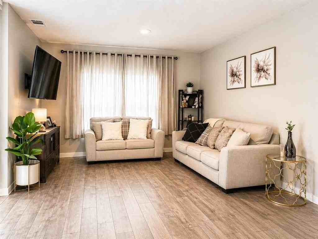 1505 Hulen Park Trl - Photo 4 of 19