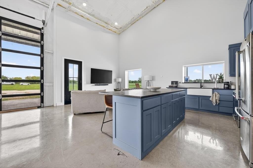 9082 Wolfe Run - Photo 4 of 38