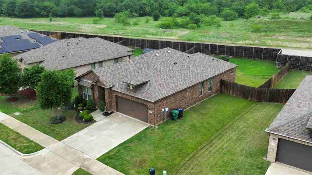 2708 Empire St - Photo 5 of 26