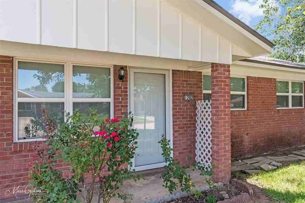 1202 Wisteria St - Photo 3 of 21