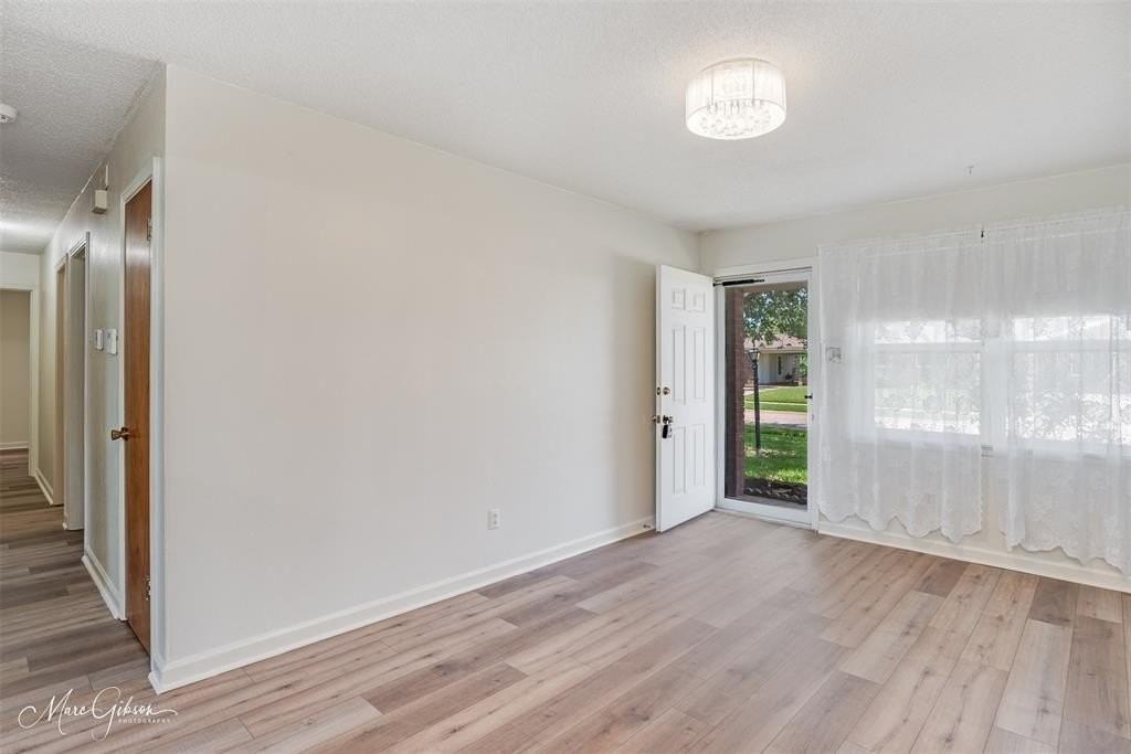 1202 Wisteria St - Photo 5 of 21