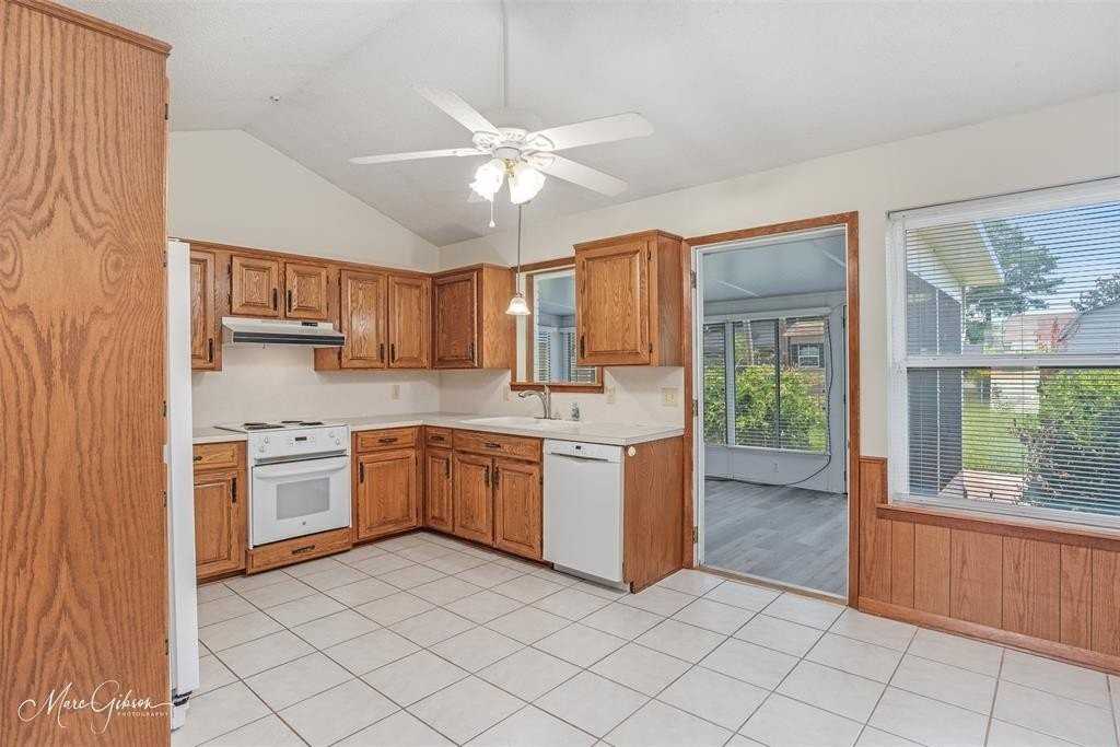 1202 Wisteria St - Photo 7 of 21