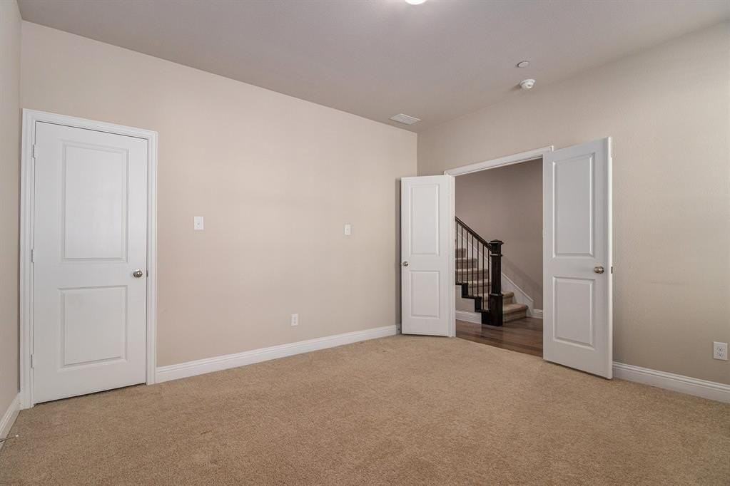 315 Ferndale St - Photo 5 of 40