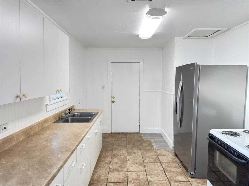 1704 Lexington St - Photo 5 of 11