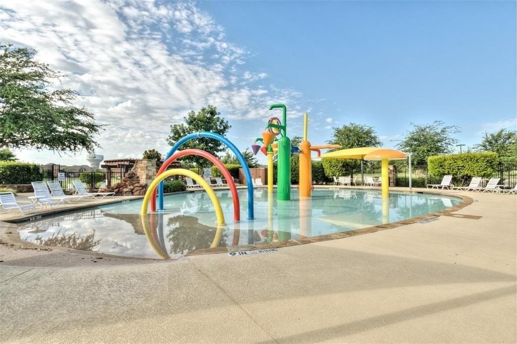 812 Callcott St - Photo 3 of 40