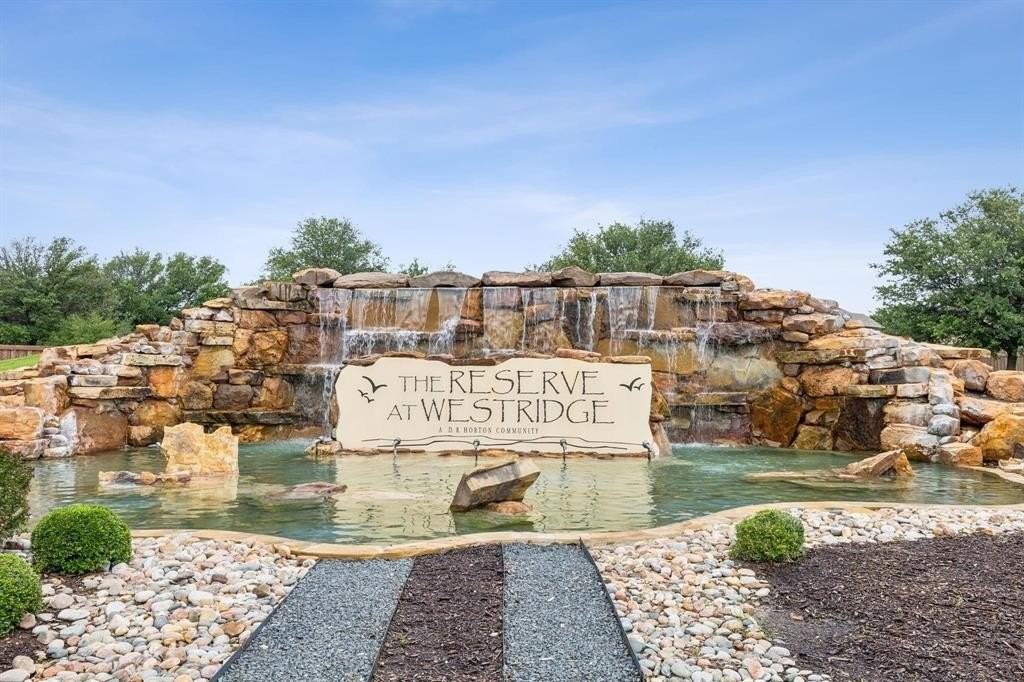 812 Callcott St - Photo 6 of 40