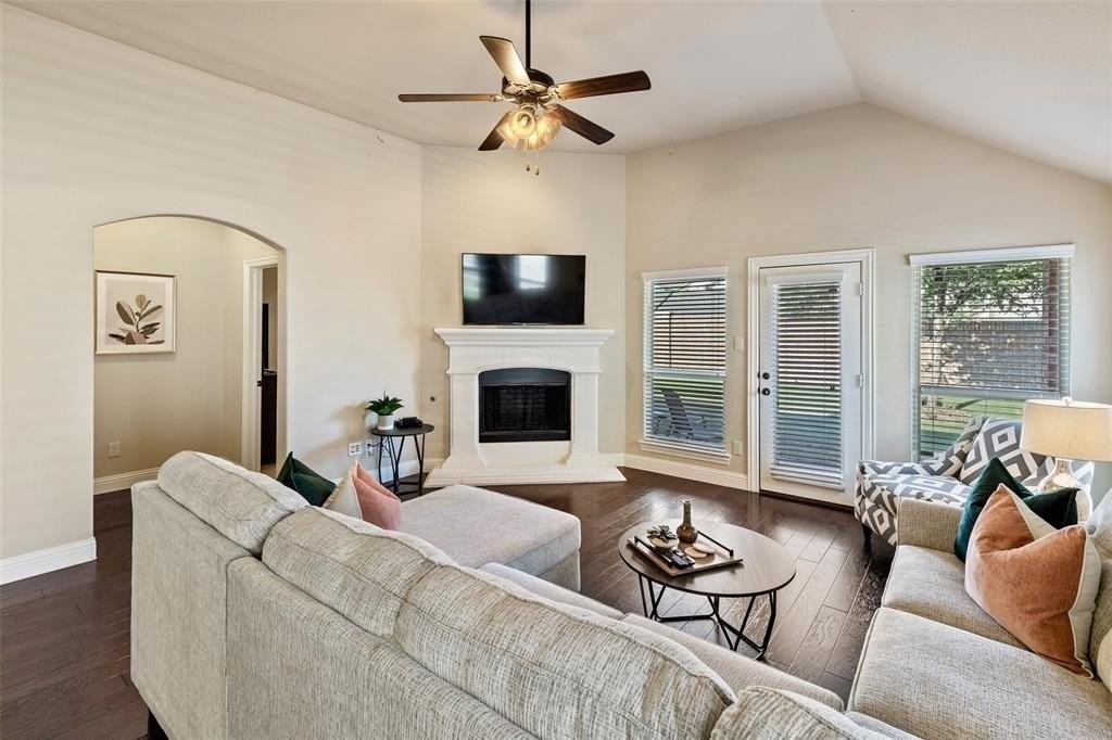 412 Tanner Sq - Photo 4 of 22