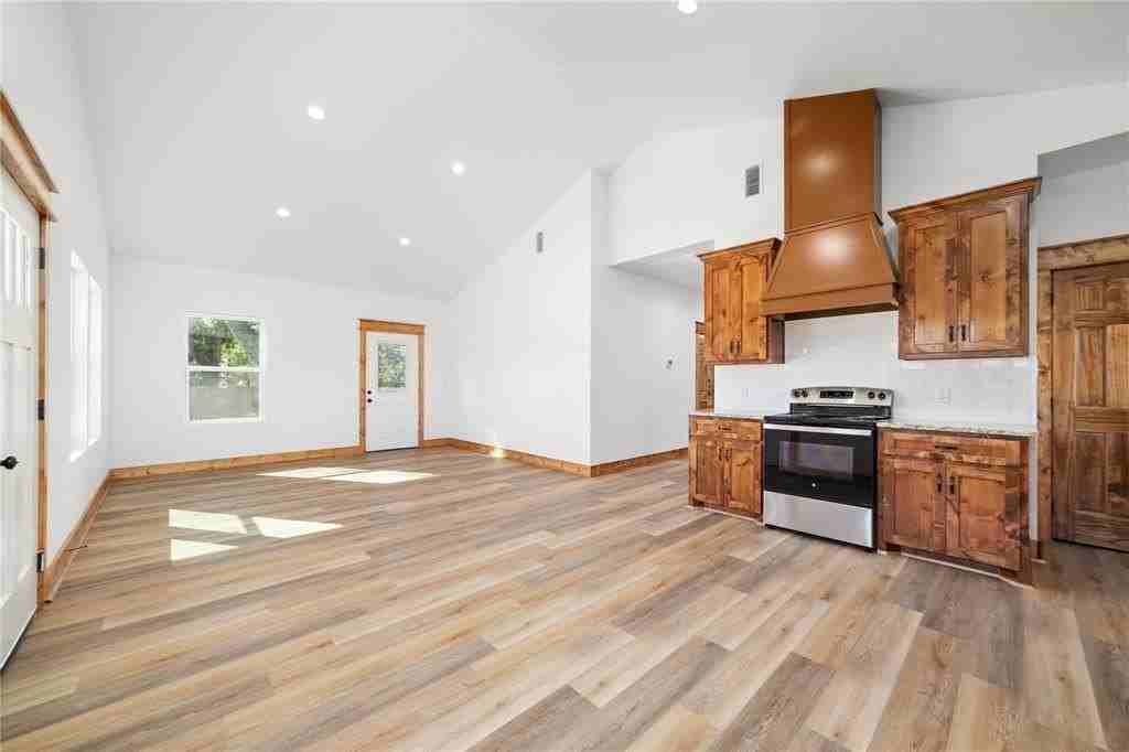 200 Main St - Photo 5 of 11