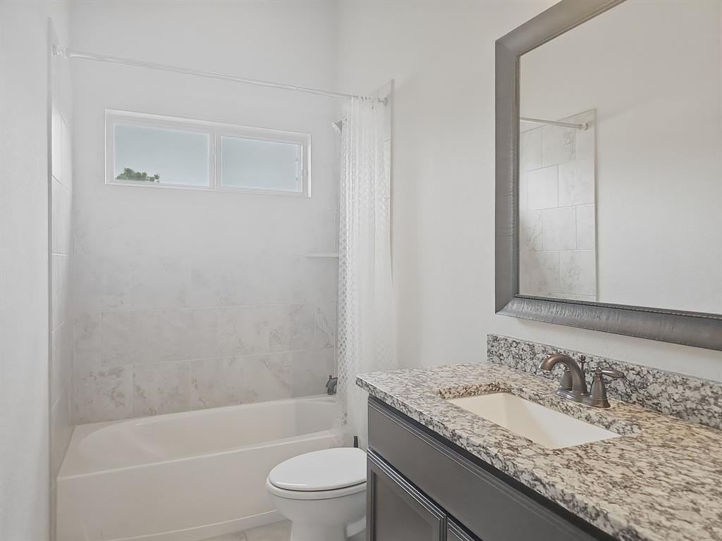 3401 Rosewood Ln - Photo 4 of 24