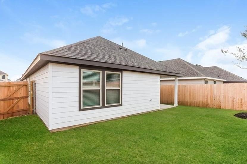 435 Sussex Dr - Photo 2 of 15