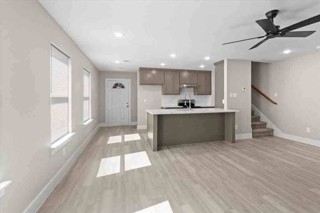 2642 Hutchinson St - Photo 4 of 34