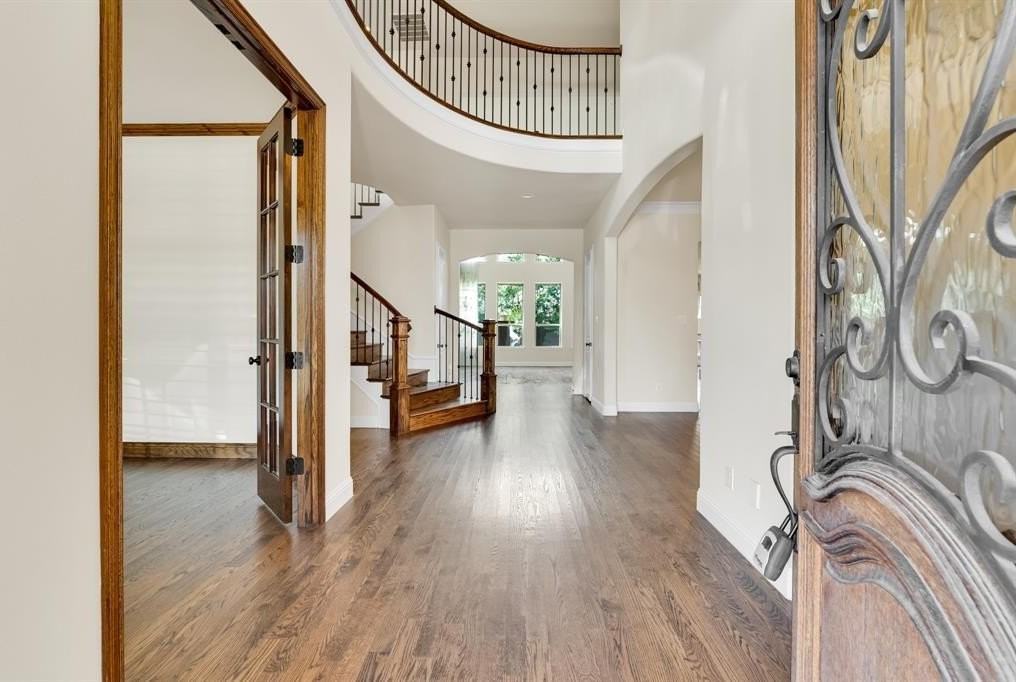 1602 Meg Dr - Photo 4 of 38